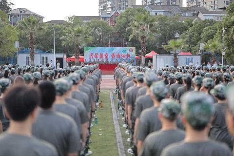 【澳门梦想之城官网】烈日耀青春 韶华正当时                         ——澳门梦想之城赌场新生军训开营仪式